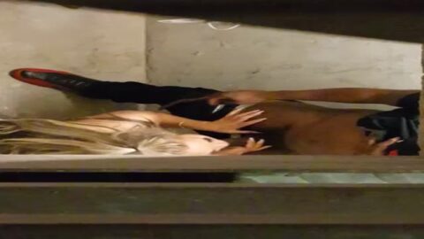 Rubia caliente es pillada dando una mamada oculta