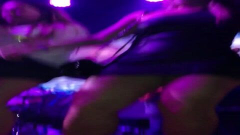 Rubia caliente mostrando bragas