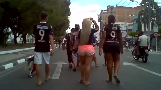Rubia caliente que regresa del partido de fútbol