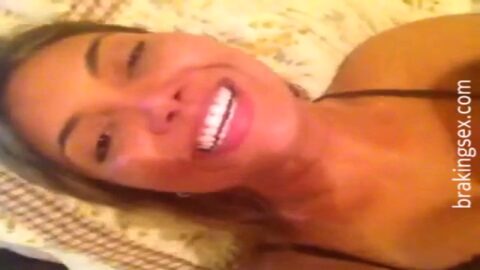 Rubia caliente y cachonda masturbándose para su novio