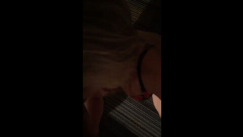 Rubia chupando polla caliente