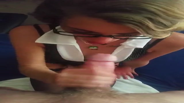 Rubia con gafas chupando caliente