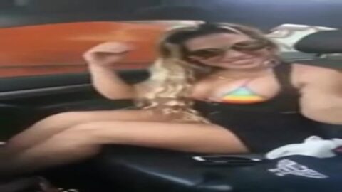 Rubia de México con vestido corto en el auto