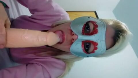 Rubia de São Paulo mostrando cómo chupar una polla