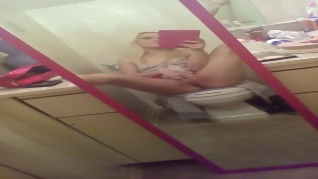 Rubia deleita a extranjero tomándose un selfie en el baño