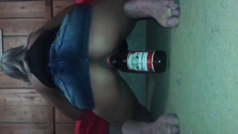 Rubia en porno amateur sentada sobre una botella de Budweiser