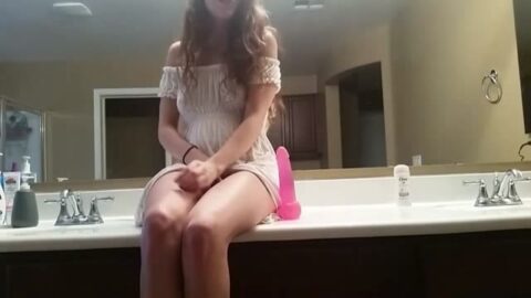 Rubia flaca en el baño con un juguete masturbándose