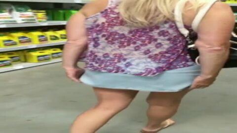 Rubia muestra su culo en la tienda en público