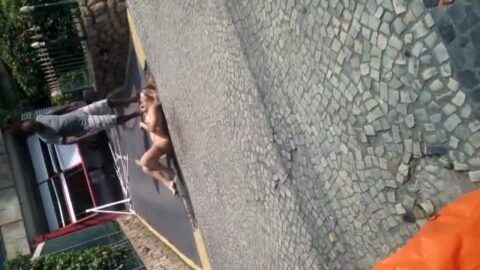 Rubia que se volvió loca con las drogas desnuda frente al Motel Palácio do Rei en Tijuca.