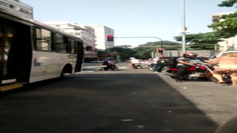 Rubia que se volvió loca por las drogas desnuda frente al Hotel Palácio do Rei en Tijuca.