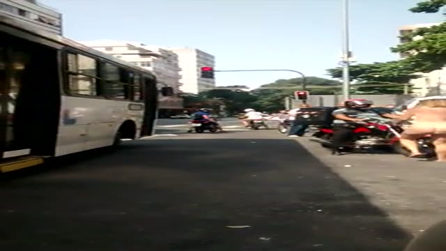 Rubia que se volvió loca por las drogas desnuda frente al Hotel Palácio do Rei en Tijuca.