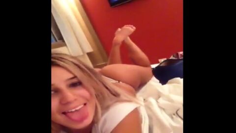 Rubia se cayó en Snapchat filmando su culo