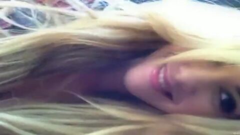 Rubia super caliente masturbándose