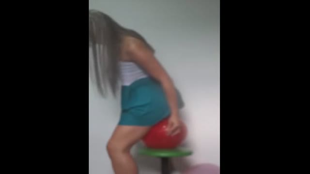 Rubia superior enseñando a sentarse sobre una polla