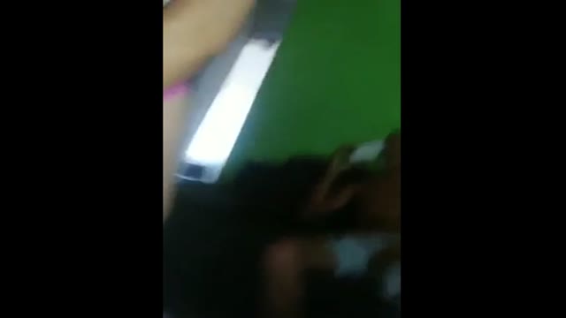Rubia tatuada de la favela sentada sobre una botella de cerveza