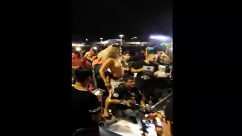 Rubia tetona desnuda en público en la fiesta de moteros