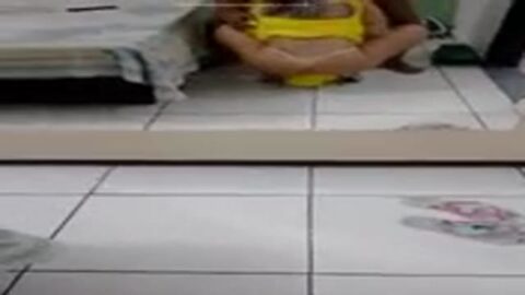 Rubia traviesa deja que graben el polvo amateur