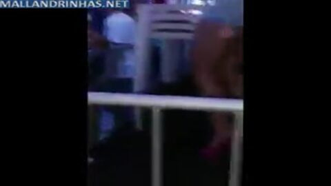 Samantha Rios en el baile funk de Santos-SP vestida solo con falda y con el coño muestreado