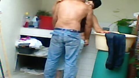 Se comió a su esposa lavando ropa en el patio trasero