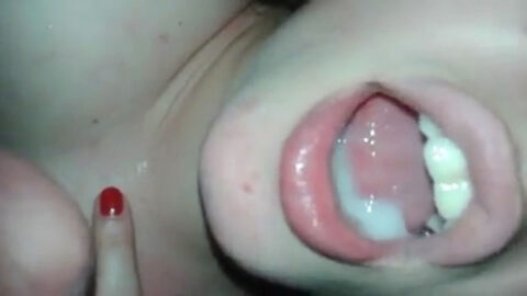 Se corrió en la boca de su joven novia.