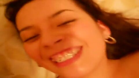 Se corrió en la cara de su novia traviesa