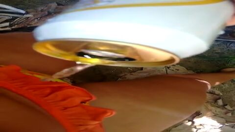 Se tiró la cerveza al coño para bajar el fuego.