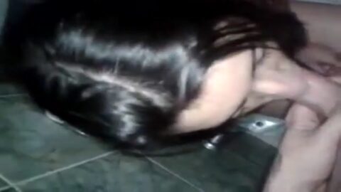 Sexo en el baño con jovencita - FODABR.COM