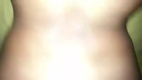 Sexo en el sofá comiéndose a la gordita y corriéndose en su boca