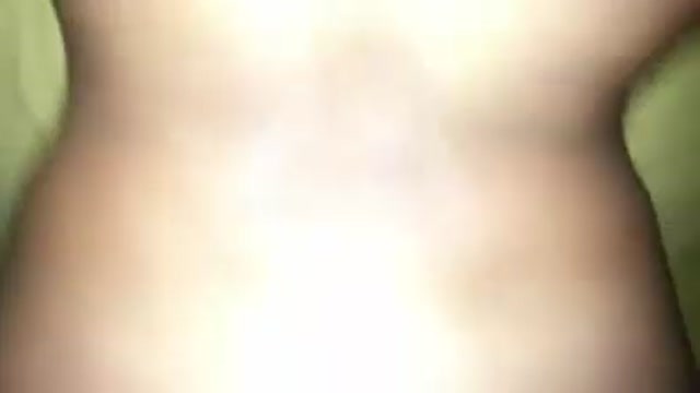 Sexo en el sofá comiéndose a la gordita y corriéndose en su boca