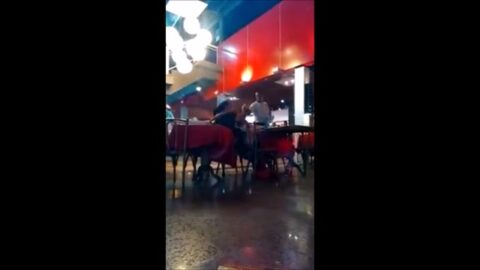 Sexo en público en el restaurante - www.kiridinhas.com