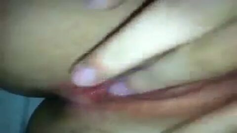 Siririca en la cama con el dedo meñique nervioso