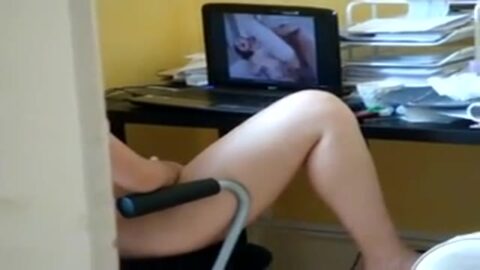Sobrino pilló a su tía masturbándose viendo porno