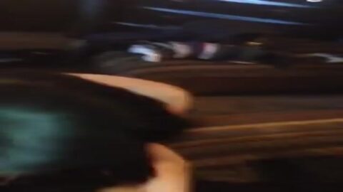 Soltó a su joven novia para que su amigo pudiera comer juntos