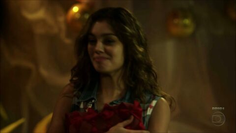 Sophie charlotte enseñando los pechos duchándose en serie