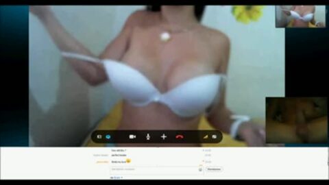 Striper morena del amor de la cámara cayó mostrándose en la webcam