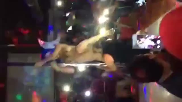Stripper siendo chupada por mujeres en discoteca