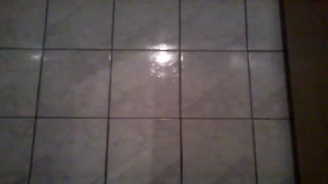 Tayna Bianca puta morena grabando vídeo en el baño