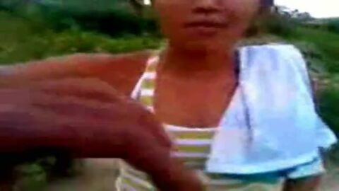 Teniendo sexo con un novio junto al río