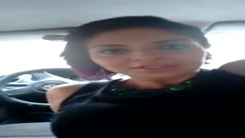 Tetona delicia follando en el coche en vídeo amateur