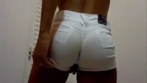 Tía traviesa deja que su sobrino le filme el culo