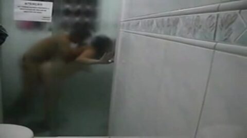 Tomando una ducha y tragando semen