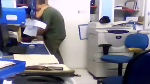 Tratando de escurrir a la traviesa señora de la limpieza