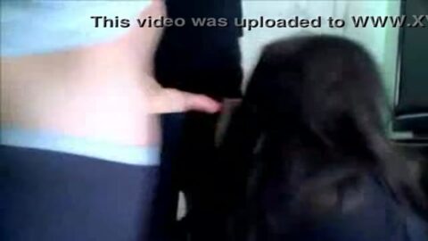 Traviesa chupando dos pollas al mismo tiempo