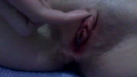 Traviesa lamiendo la miel de su coño