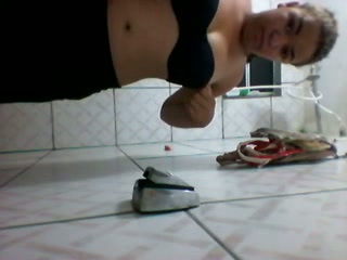 Travieso creyente desnudo en el baño