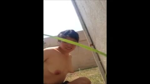 Travieso filmando su coño en la calle