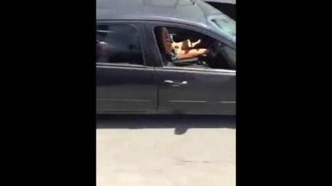 Travieso masturbándose en el coche en cámara real