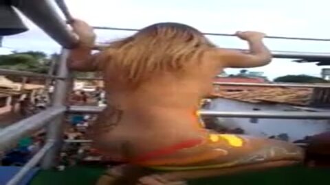 Tres putas de cola grande y cuerpos pintados volviendo locos a los hombres en un trío eléctrico en Salvador-BA.