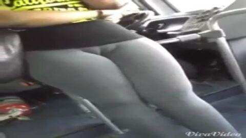 Un pasajero graba la pata de camello del bombón yendo al gimnasio en el autobús.