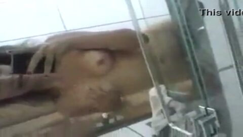 Una joven grabándose desnuda se conectó a Internet